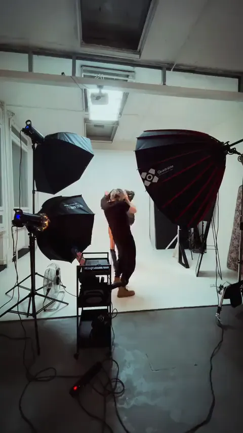 Kulisy sesji w studiu — fragment realizacji video