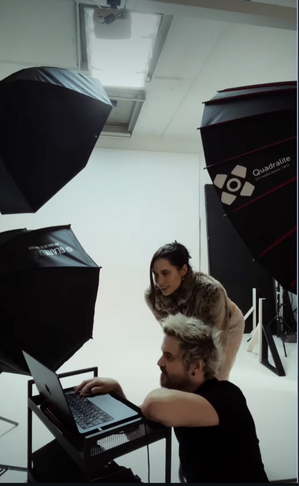 Reels — relacja z sesji fotograficznej, fotograf przy laptopie w studiu
